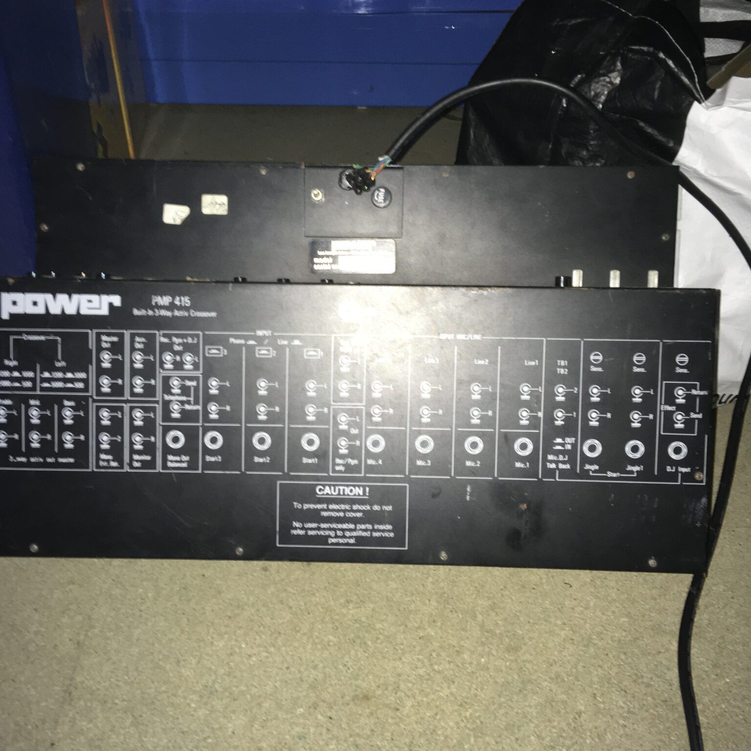 Ils avaient une table de mixage Power PMP 403 chez Radio Show